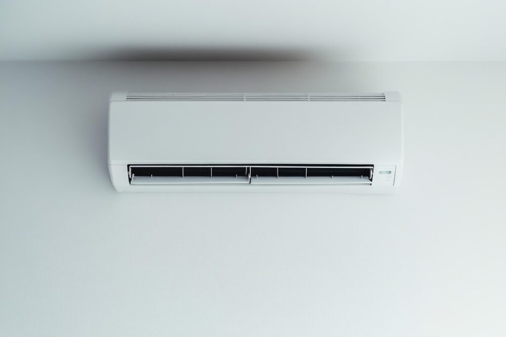 Na zdjęciu widać klimatyzator zawieszony na ścianie przygotowany na letnie upały.